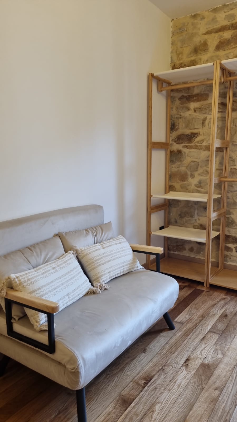 Rincón de lectura. Casa Rural Doña Aba. Espinosa de los Monteros, Burgos. Rincón de lectura.