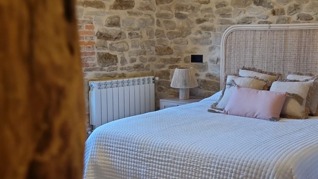 Habitaciขn balcขn Casa Rural Doña Aba. Espinosa de los Monteros, Burgos. Habitación balcón.