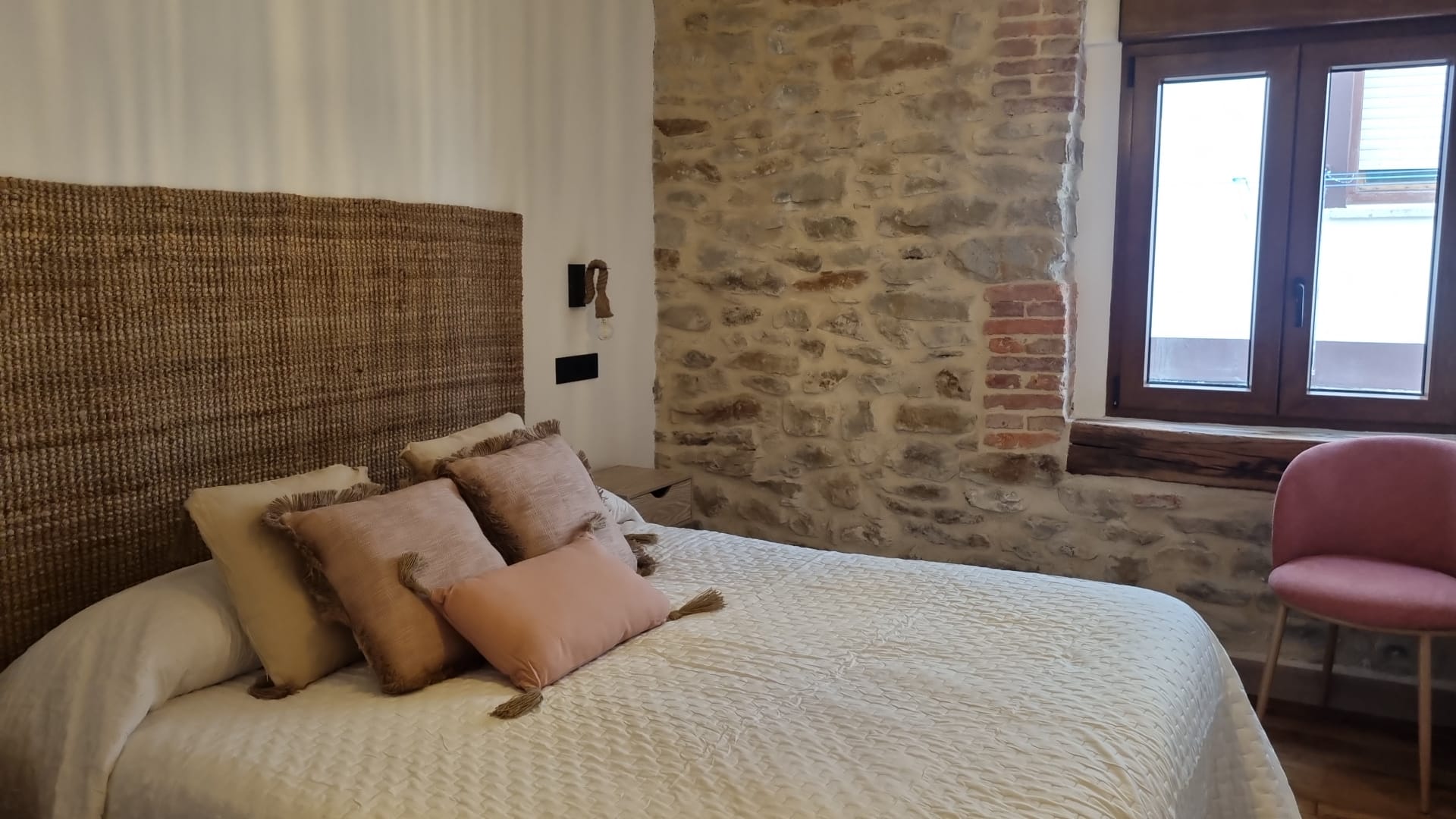 Habitaciขn rosa Casa Rural Doña Aba. Espinosa de los Monteros, Burgos. Habitación rosa